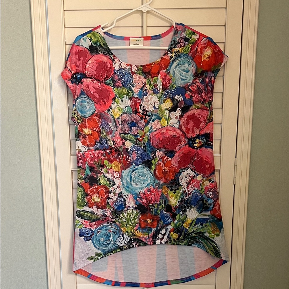 🔴 LAST CHANCE - NWOT-Artist’s Original Floral Short Sleeve Top